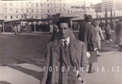 Domenico Palombini in posa davanti alla stazione Termini di Roma